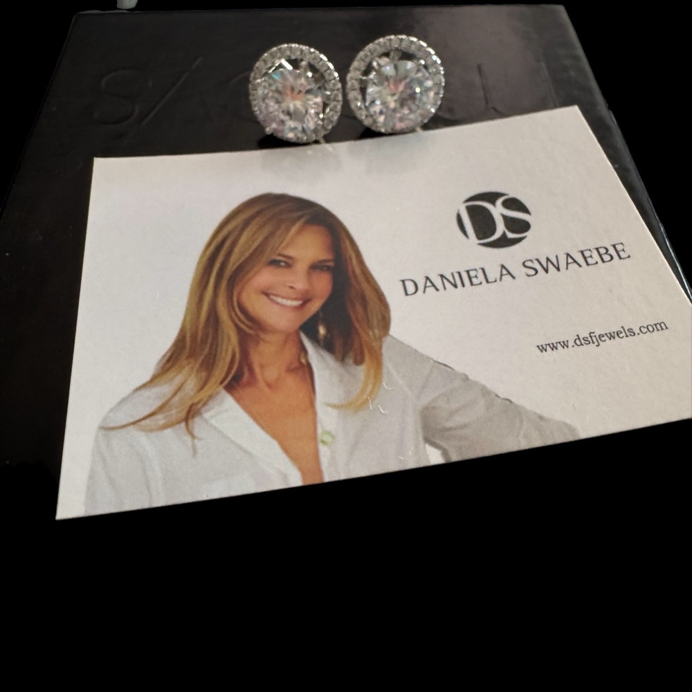 💎Daniela Swaebe elegant cubic zirconia diamond earrings.